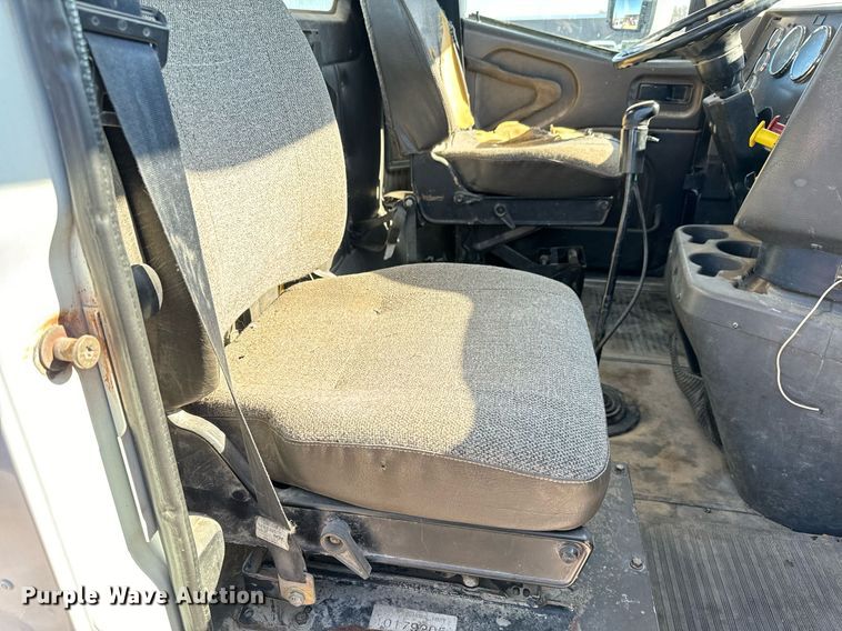 image for item GG9962 2000 International 9100i  semi truck