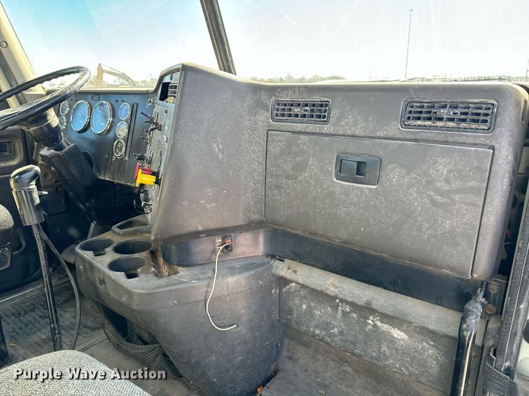 image for item GG9962 2000 International 9100i  semi truck