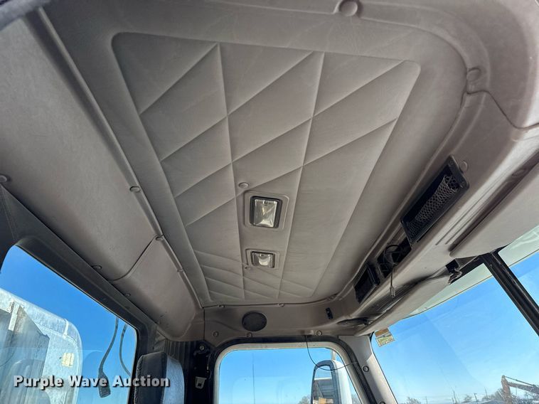 image for item GG9962 2000 International 9100i  semi truck