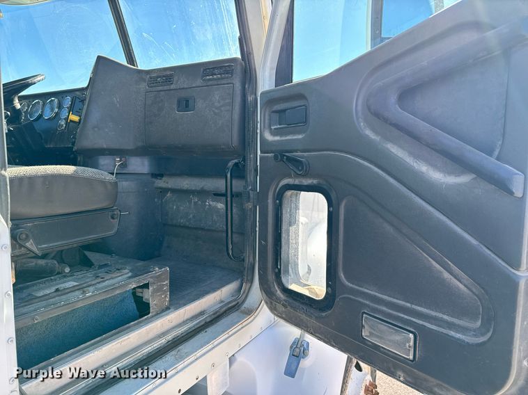 image for item GG9962 2000 International 9100i  semi truck