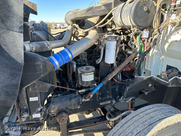 image for item GG9962 2000 International 9100i  semi truck