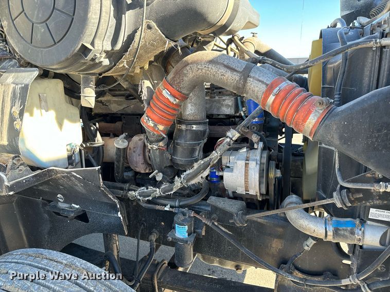 image for item GG9962 2000 International 9100i  semi truck