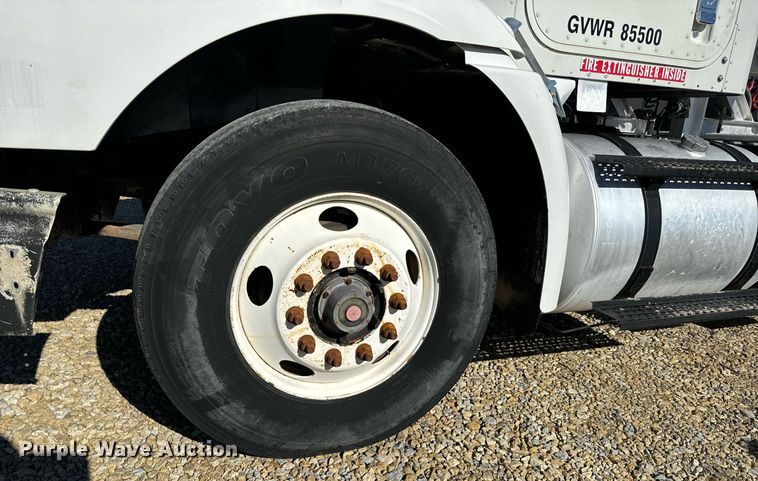 image for item GG9962 2000 International 9100i  semi truck