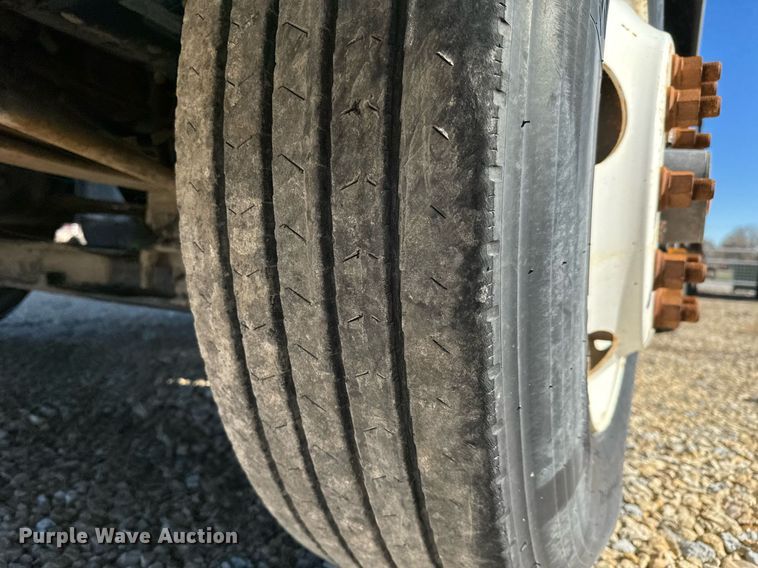 image for item GG9962 2000 International 9100i  semi truck