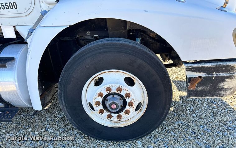 image for item GG9962 2000 International 9100i  semi truck