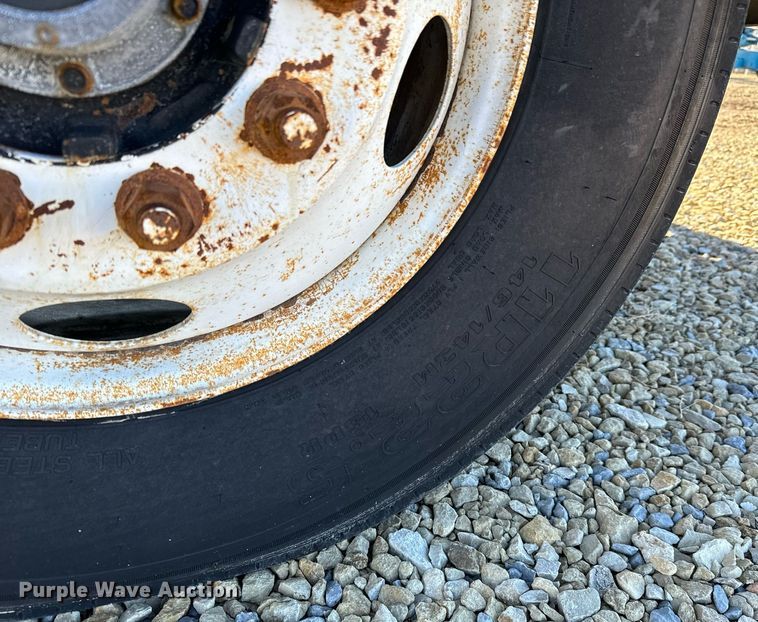 image for item GG9962 2000 International 9100i  semi truck