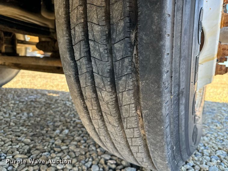 image for item GG9962 2000 International 9100i  semi truck