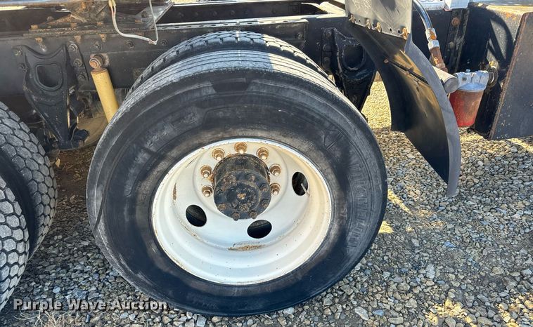 image for item GG9962 2000 International 9100i  semi truck