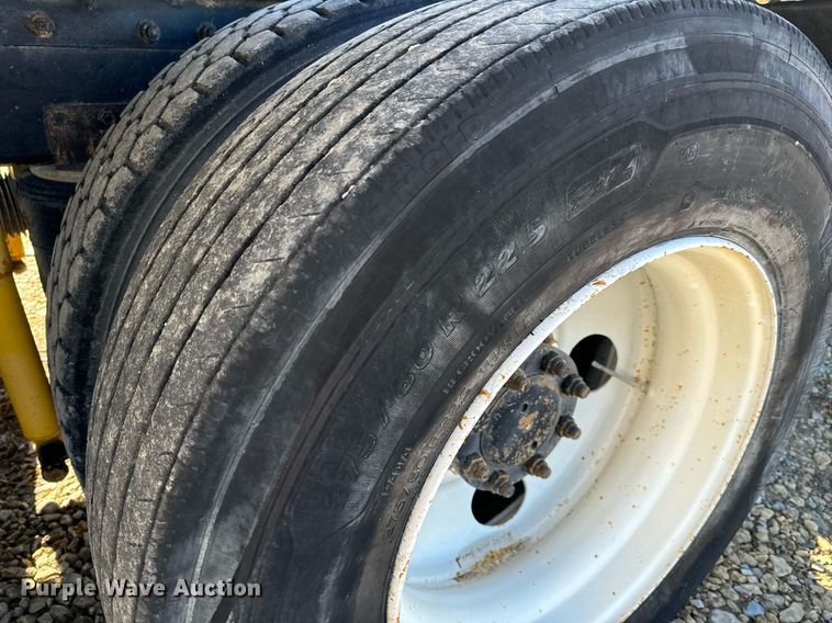 image for item GG9962 2000 International 9100i  semi truck