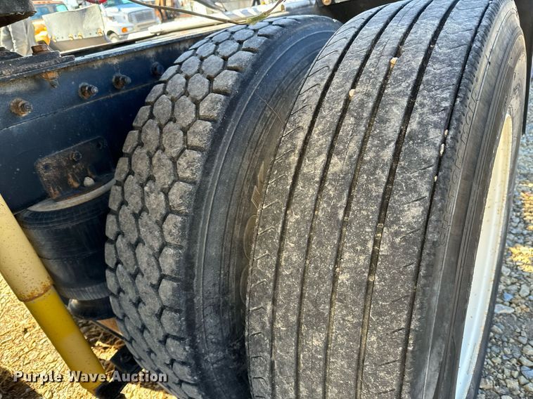 image for item GG9962 2000 International 9100i  semi truck