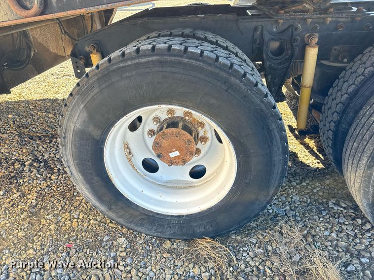 image for item GG9962 2000 International 9100i  semi truck