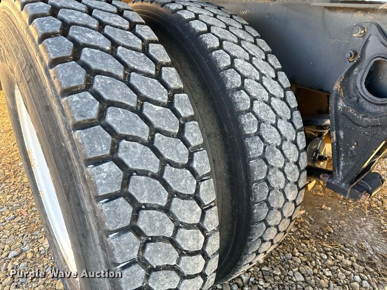 image for item GG9962 2000 International 9100i  semi truck