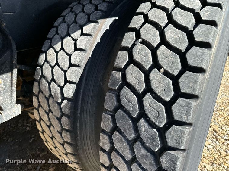 image for item GG9962 2000 International 9100i  semi truck