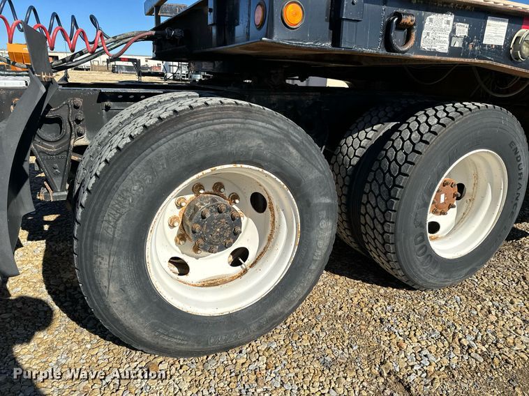 image for item GG9962 2000 International 9100i  semi truck