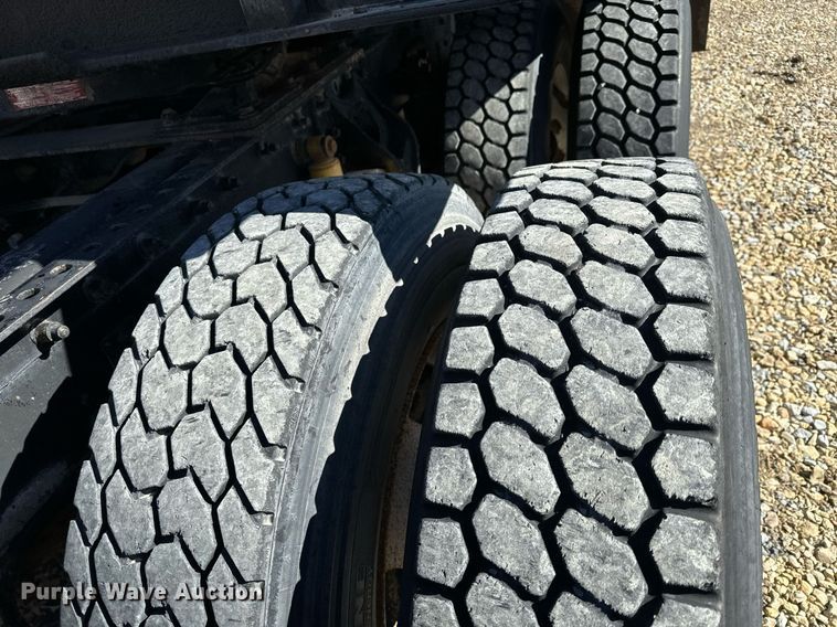 image for item GG9962 2000 International 9100i  semi truck