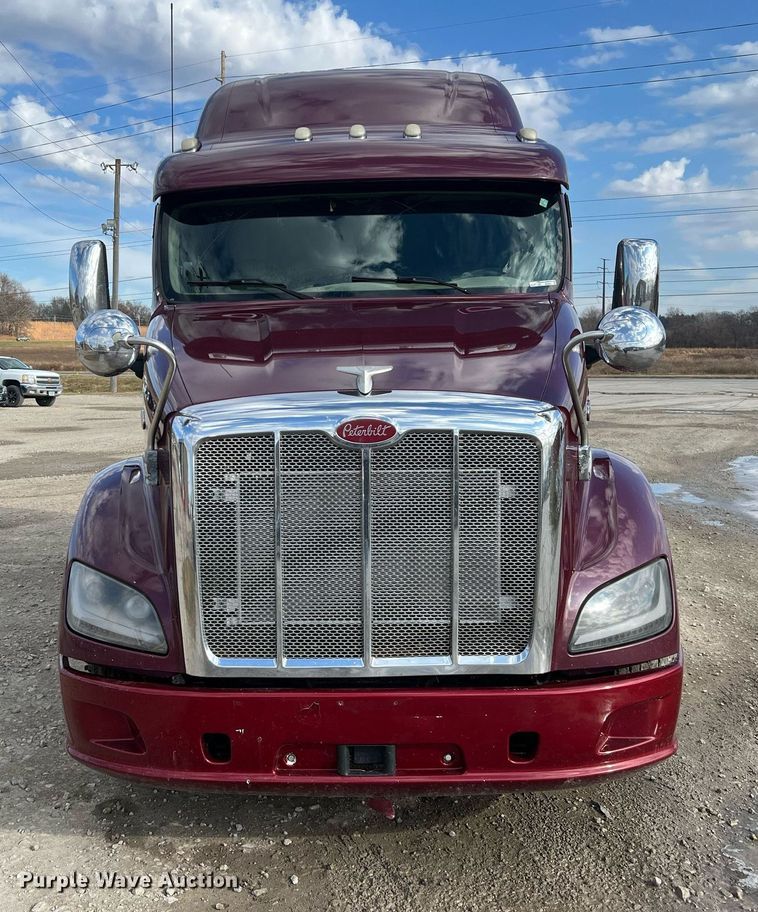 image for item HF9992 2016 Peterbilt  587 semi truck