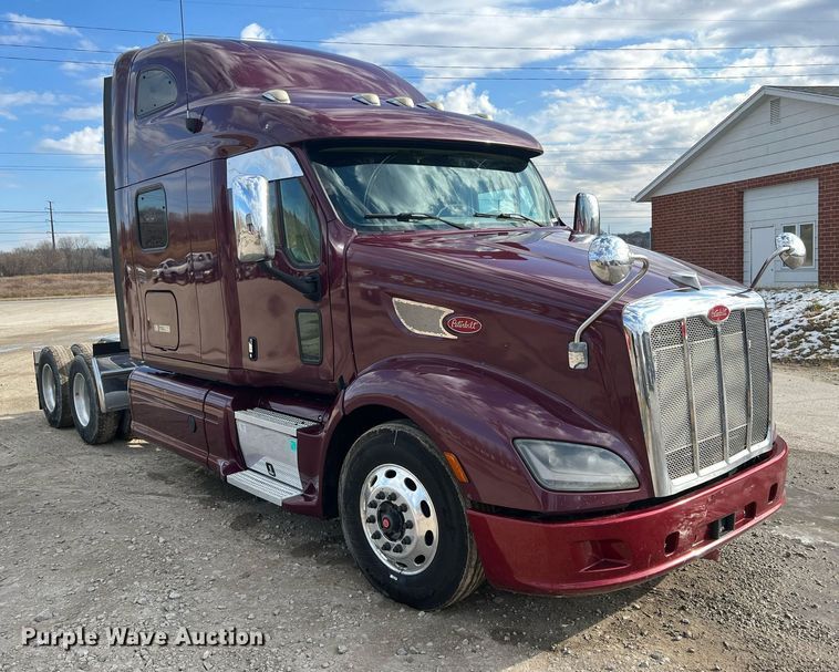 image for item HF9992 2016 Peterbilt  587 semi truck