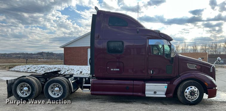 image for item HF9992 2016 Peterbilt  587 semi truck