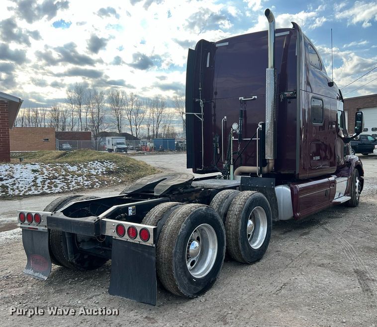 image for item HF9992 2016 Peterbilt  587 semi truck