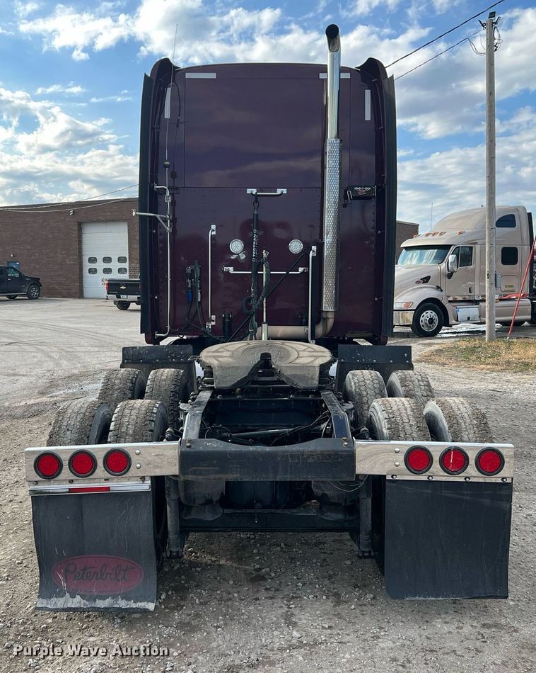 image for item HF9992 2016 Peterbilt  587 semi truck