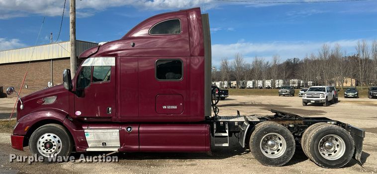 image for item HF9992 2016 Peterbilt  587 semi truck