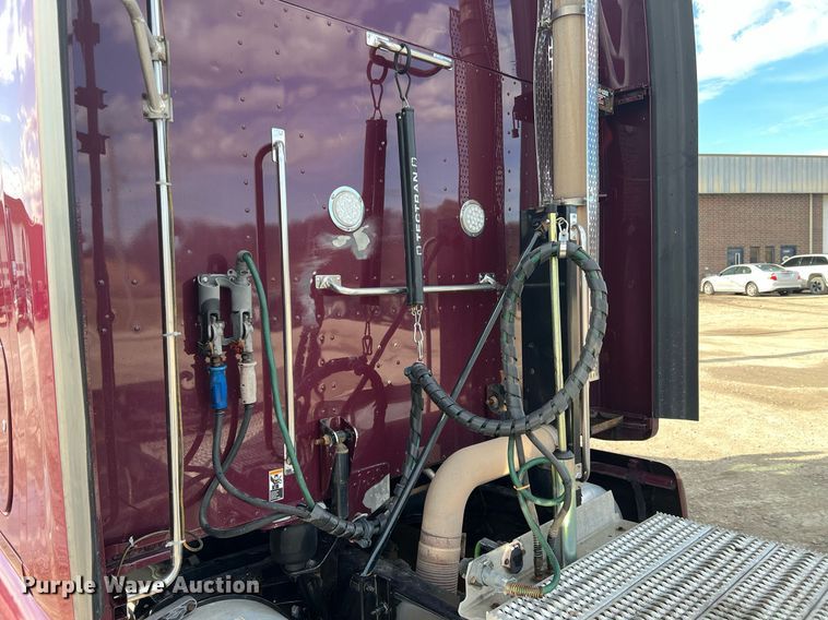 image for item HF9992 2016 Peterbilt  587 semi truck