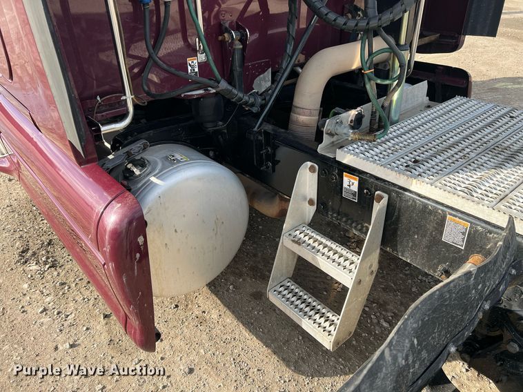 image for item HF9992 2016 Peterbilt  587 semi truck