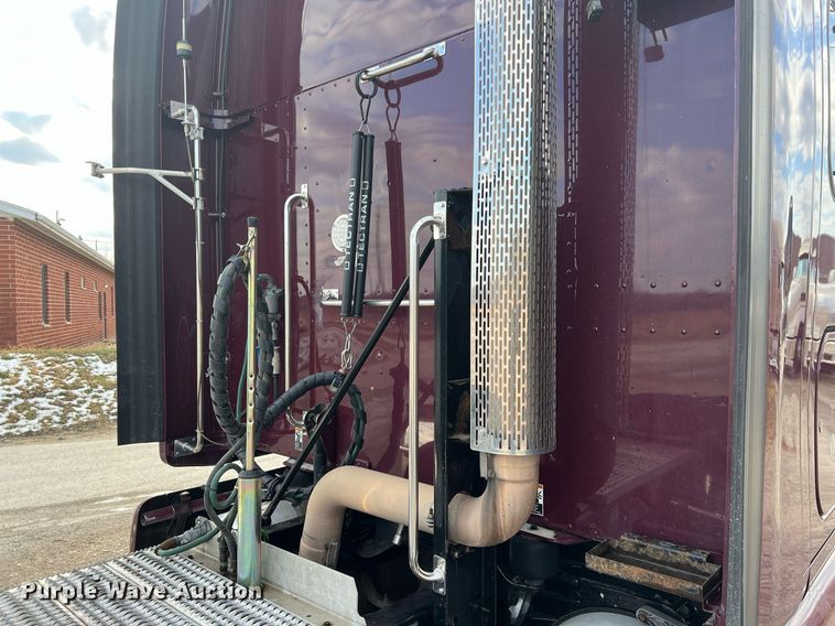image for item HF9992 2016 Peterbilt  587 semi truck