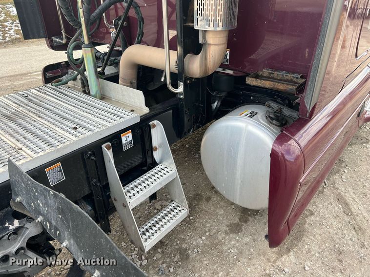 image for item HF9992 2016 Peterbilt  587 semi truck