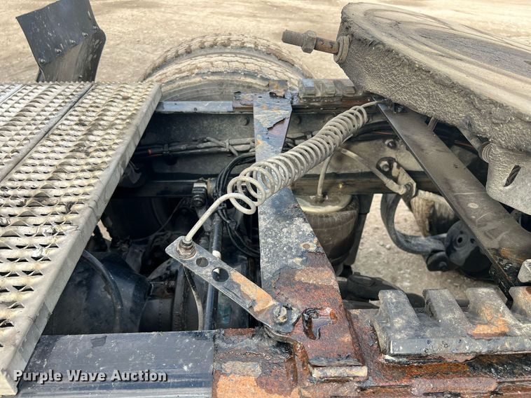 image for item HF9992 2016 Peterbilt  587 semi truck