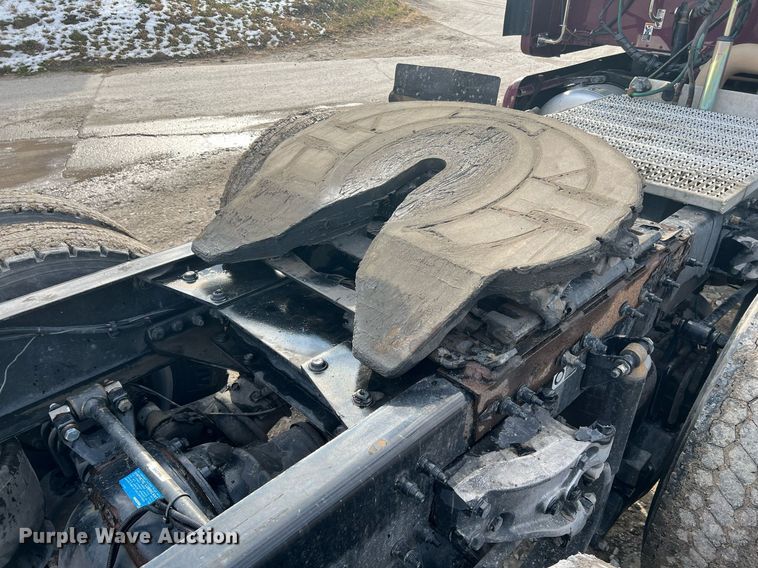 image for item HF9992 2016 Peterbilt  587 semi truck