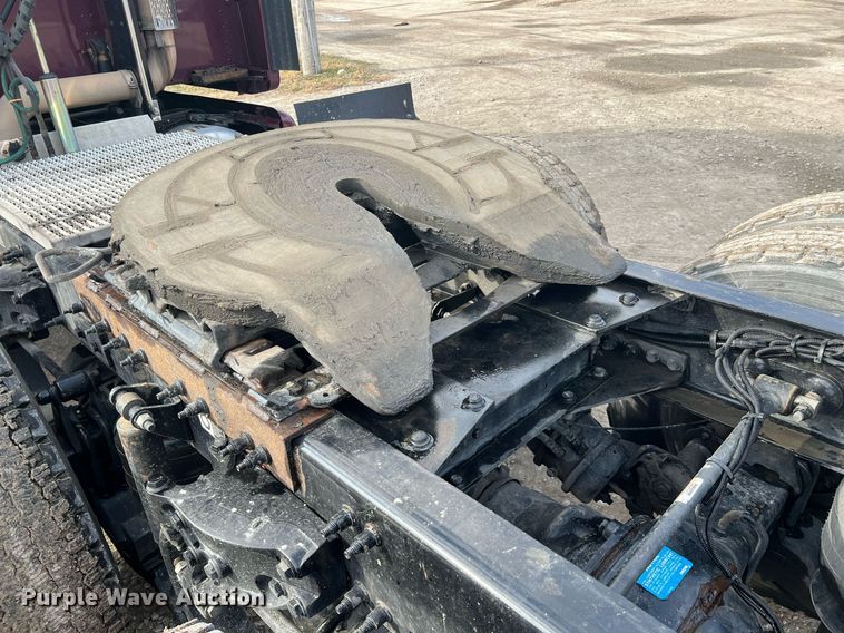 image for item HF9992 2016 Peterbilt  587 semi truck