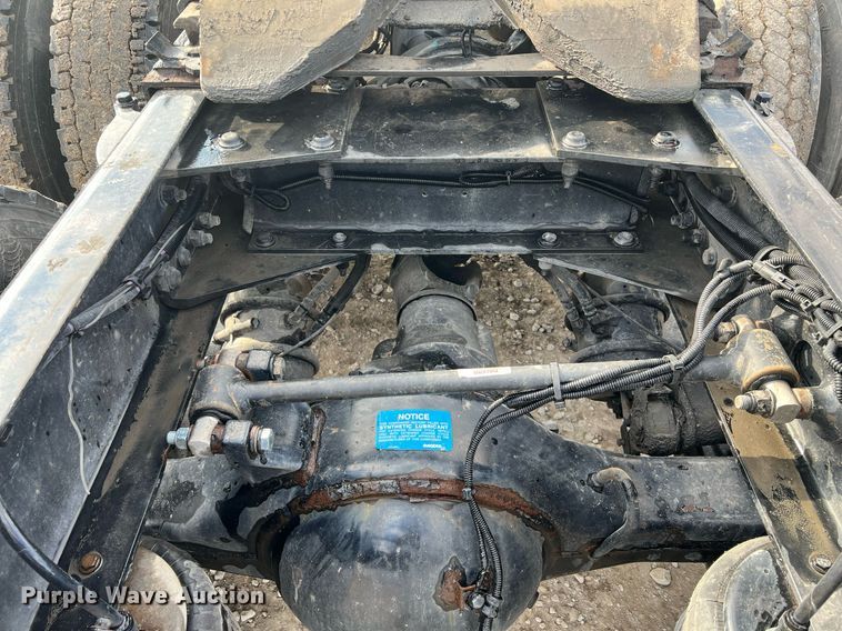 image for item HF9992 2016 Peterbilt  587 semi truck