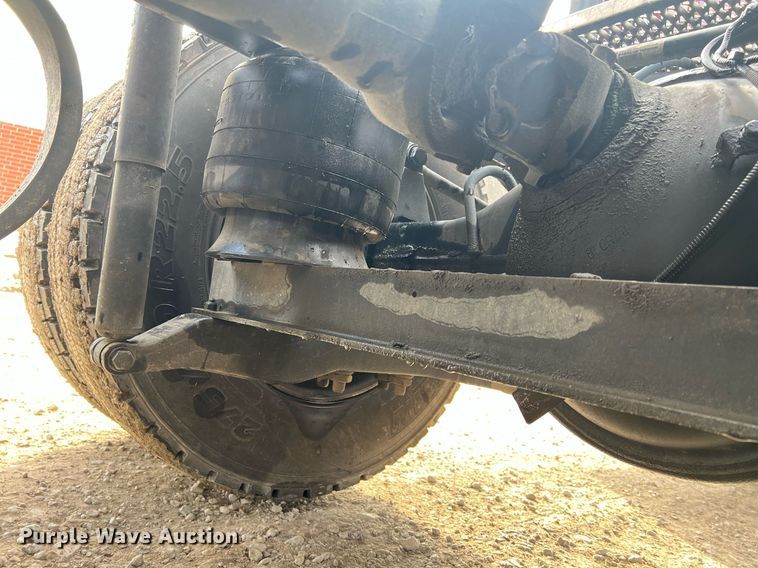 image for item HF9992 2016 Peterbilt  587 semi truck