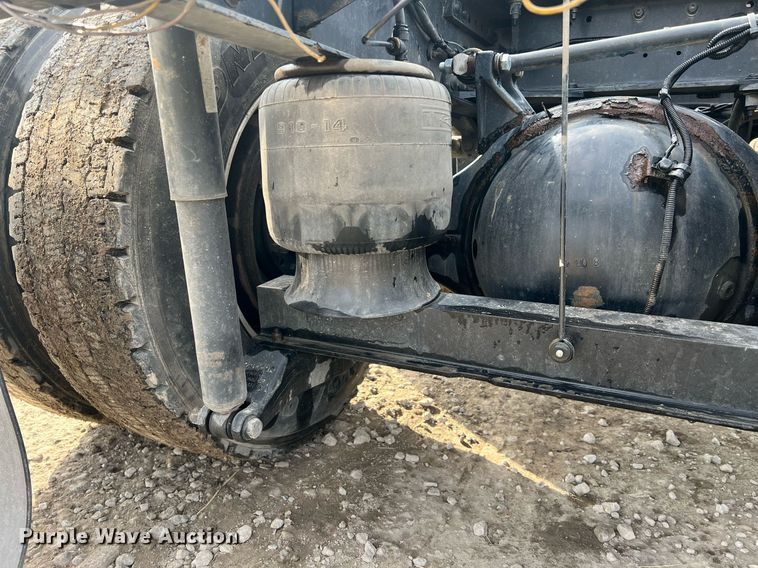 image for item HF9992 2016 Peterbilt  587 semi truck