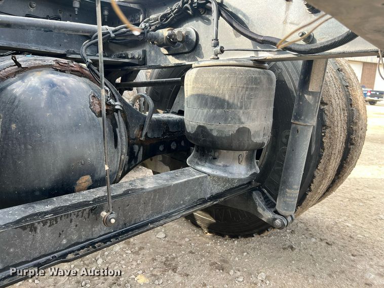 image for item HF9992 2016 Peterbilt  587 semi truck