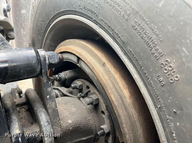 image for item HF9992 2016 Peterbilt  587 semi truck