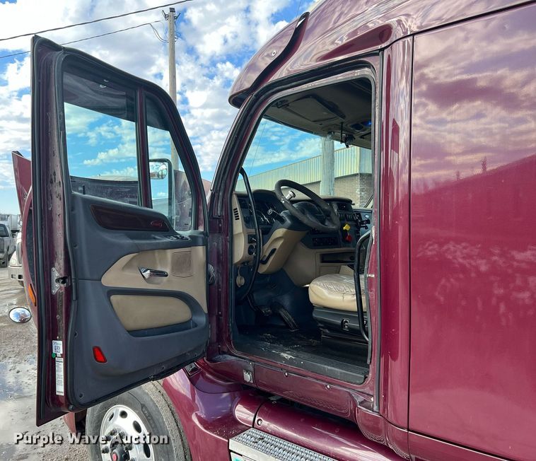 image for item HF9992 2016 Peterbilt  587 semi truck