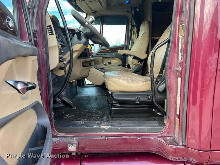 image for item HF9992 2016 Peterbilt  587 semi truck