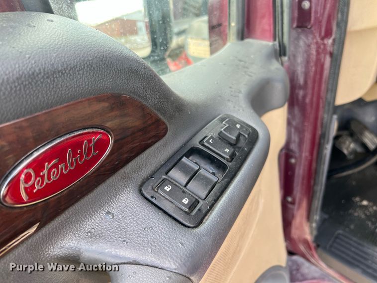 image for item HF9992 2016 Peterbilt  587 semi truck