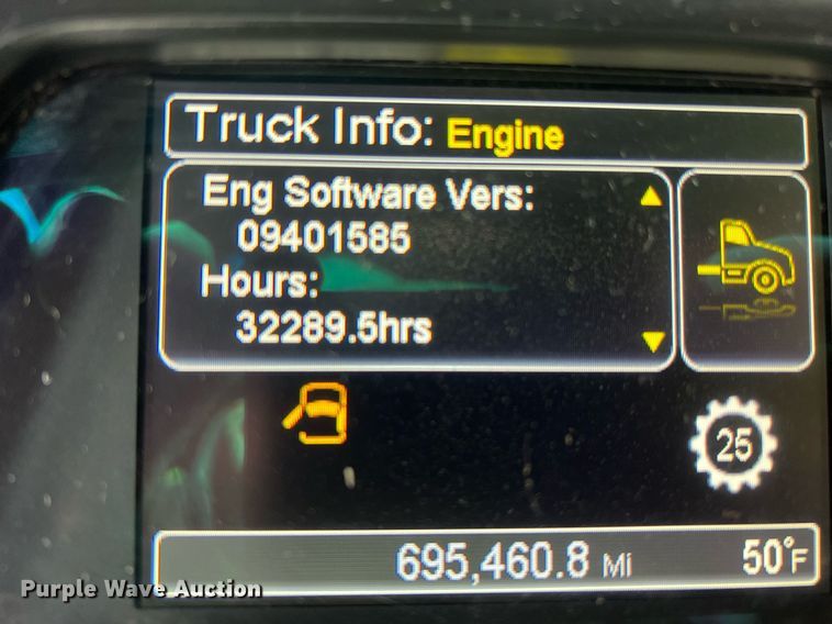 image for item HF9992 2016 Peterbilt  587 semi truck