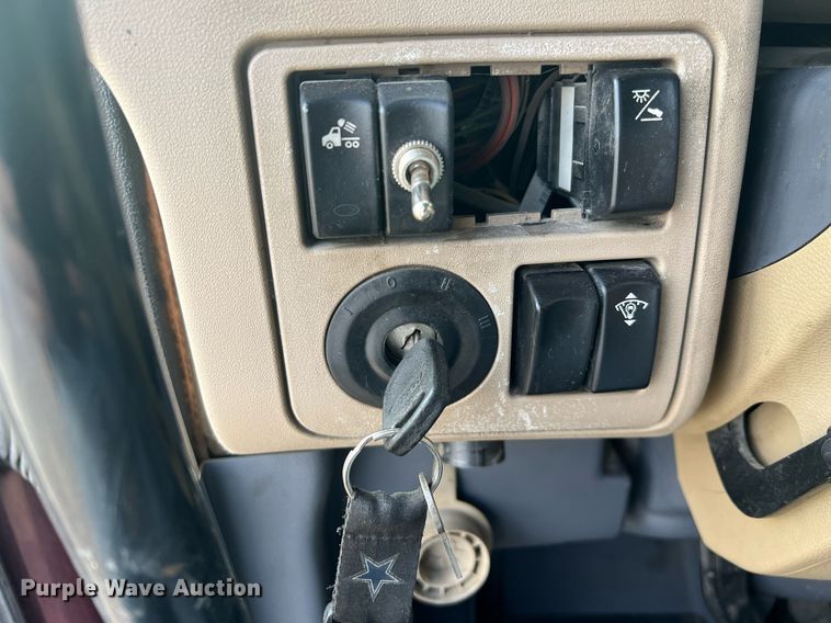 image for item HF9992 2016 Peterbilt  587 semi truck