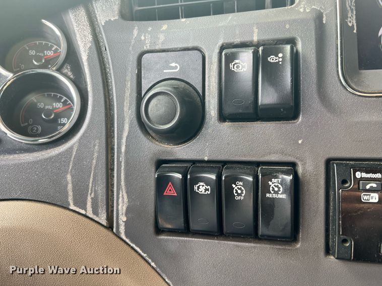 image for item HF9992 2016 Peterbilt  587 semi truck