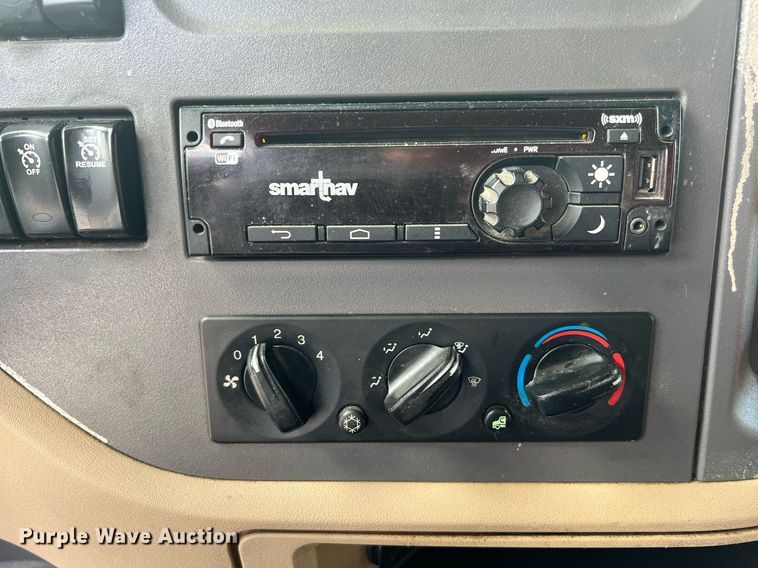 image for item HF9992 2016 Peterbilt  587 semi truck