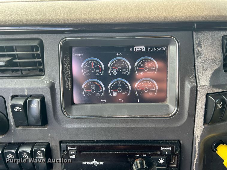 image for item HF9992 2016 Peterbilt  587 semi truck