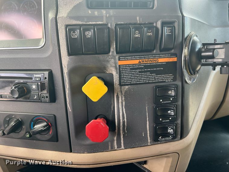 image for item HF9992 2016 Peterbilt  587 semi truck