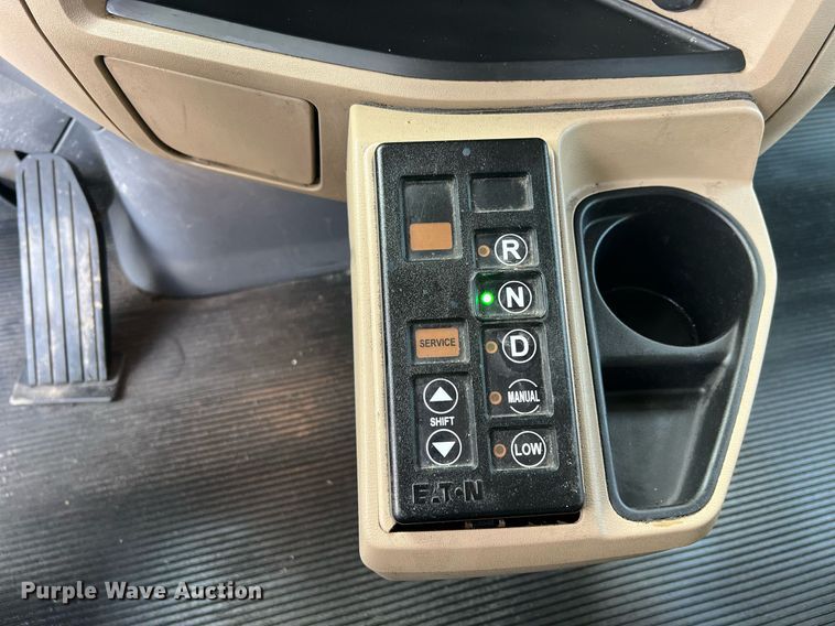 image for item HF9992 2016 Peterbilt  587 semi truck