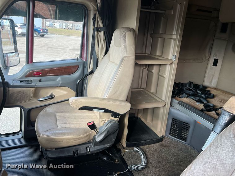 image for item HF9992 2016 Peterbilt  587 semi truck