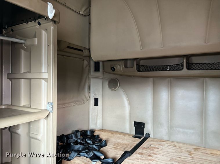 image for item HF9992 2016 Peterbilt  587 semi truck