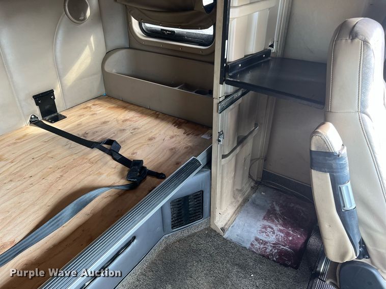 image for item HF9992 2016 Peterbilt  587 semi truck